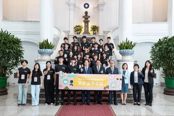 展心團隊與貴賓在總統府內大合照