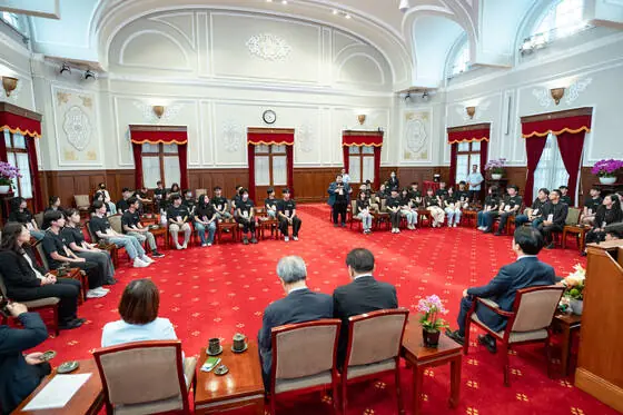 紅地毯的大廳裡，團隊與總統圍坐座談