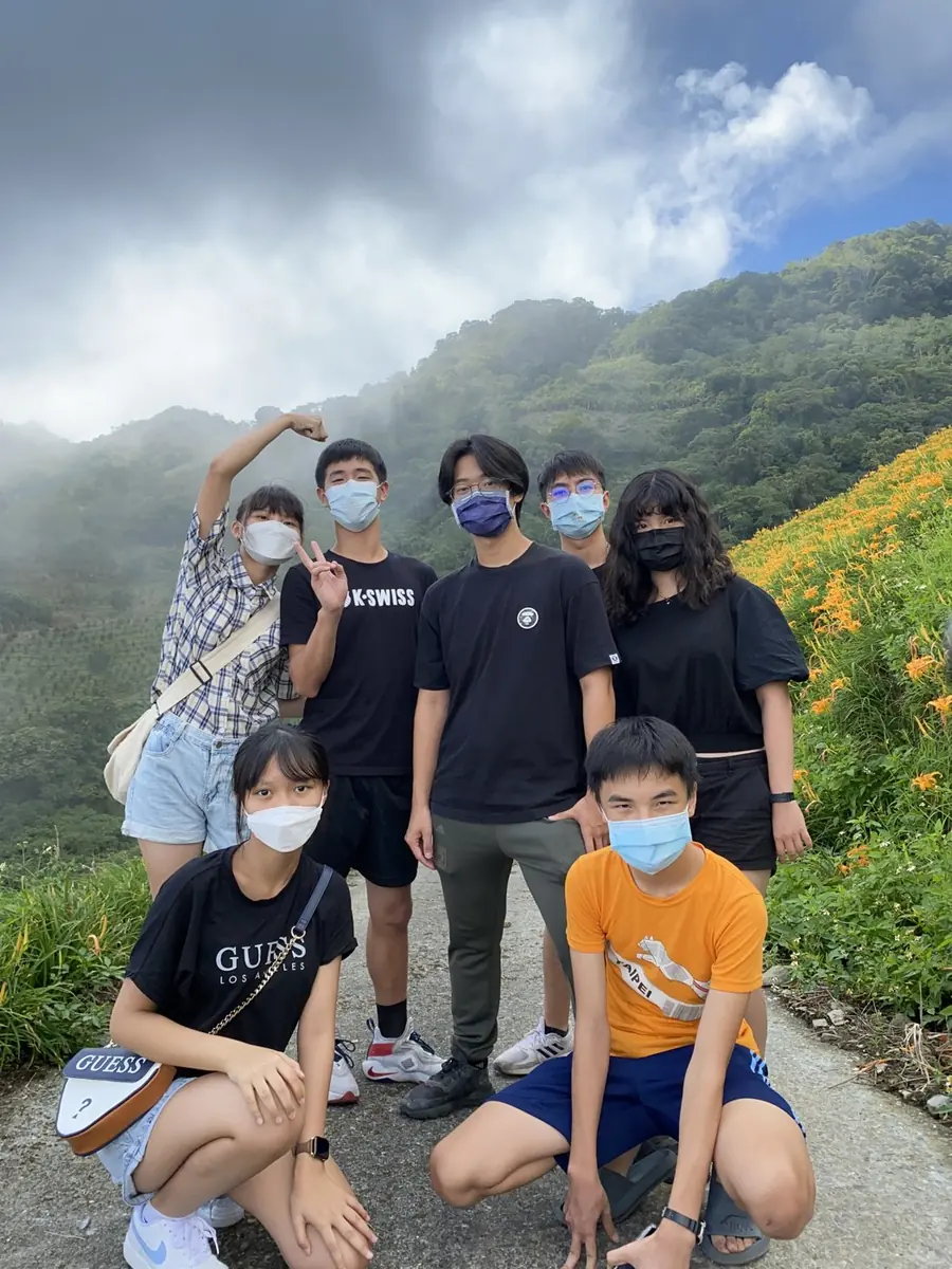 2022 年,志工在台東山上的金針花田前合照